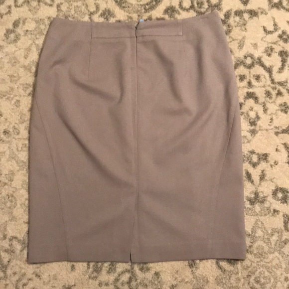 Ann Taylor Gray Skirt - Size 6! - Picture 4 of 8